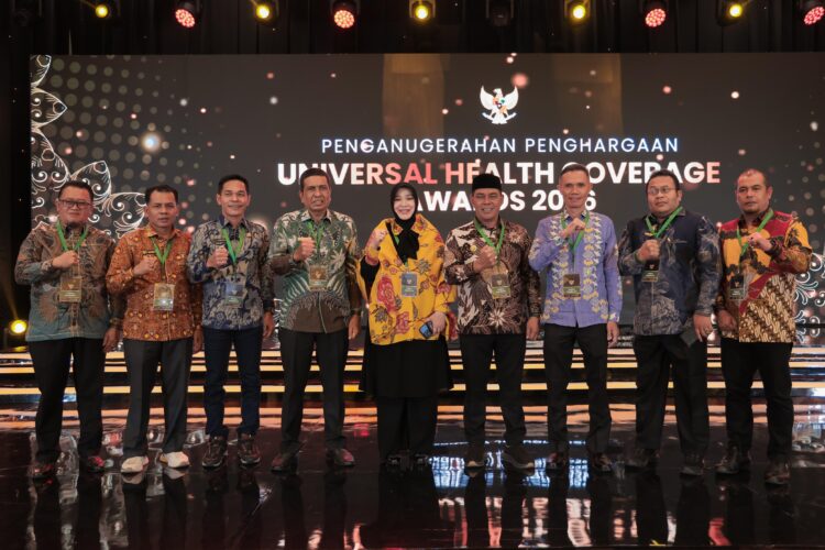 Wali Kota Sabang Zulkifli H Adam kedua dari kanan foto bersama usai menerima Penghargaan Universal Health Coverage UHC Award 2026 kategori utama dari BPJS Kesehatan yang digelar di Ballroom JIEXPO Kemayoran Jakarta Pusat Selasa 2712026FOTO HUMAS KETIKKABARcom Wali Kota Sabang Zulkifli H Adam kedua dari kanan foto bersama usai menerima Penghargaan Universal Health Coverage UHC Award 2026 kategori utama dari BPJS Kesehatan yang digelar di Ballroom JIEXPO Kemayoran Jakarta Pusat Selasa 2712026FOTO HUMAS