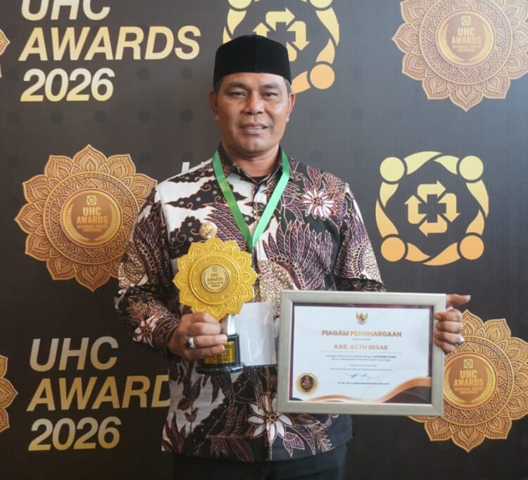 Bupati Aceh Besar H Muharram Idris Syech Muharram memperlihatkan perhargaan yang diraih acara penganugerahan UHC yang digelar di Jakarta International Expo JIExpo Kemayoran Jakarta Pusat Selasa 2712026 FOTO PROKOPIM PEMKAB ACEH BESAR