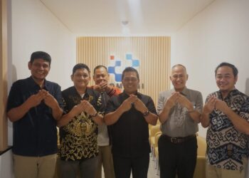 Foto bersama usai Bupati Aceh Besar H Muharram Idris (Syech Muharram) melakukan audiensi dengan Direktur Akselerasi Ditjen Fasilitasi Kementerian Komunikasi dan Digital Republik Indonesia, Mulyadi, di Lantai 6 Gedung Sapta Pesona, Jakarta, Kamis (29/1/2026). FOTO/ PROKOPIM PEMKAB ACEH BESAR