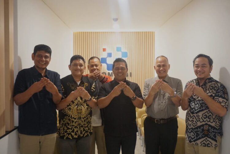 Foto bersama usai Bupati Aceh Besar H Muharram Idris Syech Muharram melakukan audiensi dengan Direktur Akselerasi Ditjen Fasilitasi Kementerian Komunikasi dan Digital Republik Indonesia Mulyadi di Lantai 6 Gedung Sapta Pesona Jakarta Kamis 2912026 FOTO PROKOPIM PEMKAB ACEH BESAR