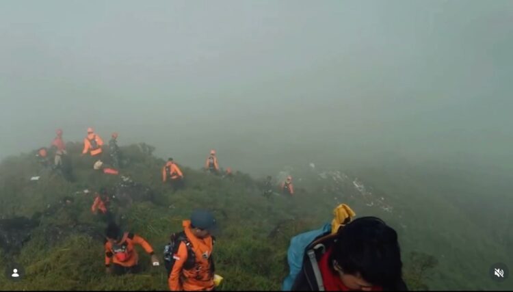Proses evakuasi satu jenazah yang diduga korban pesawat ATR 42500 di Gunung Bulusaraung Pangkep terpaksa dihentikan sementara akibat cuaca ekstrem pada Minggu 1812026 malamFOTO Instagram KETIKKABARcom Proses evakuasi satu jenazah yang diduga korban pesawat ATR 42 500 di Gunung Bulusaraung Pangkep terpaksa dihentikan sementara akibat cuaca ekstrem pada Minggu 1812026 malamFOTO Instagram