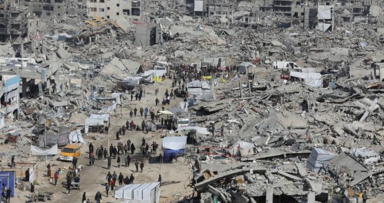 Puing Puing Bangunan luluh lantak akibat serangan udara Israel di Gaza REUTERS