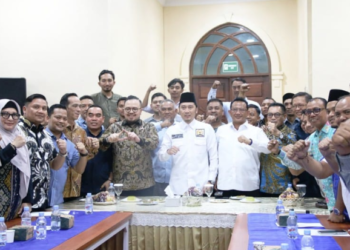 Wakil Ketua Umum Partai Demokrat Edhie Baskoro Yudhoyono (Ibas) (Tengah Pakai Peci) saat foto bersama pengurus dan kader Demokrat Aceh di Banda Aceh, Selasa, 10 Februari 2026.