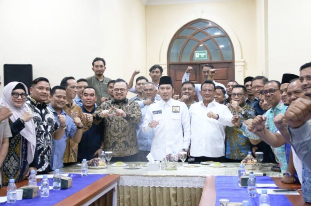 Wakil Ketua Umum Partai Demokrat Edhie Baskoro Yudhoyono Ibas Tengah Pakai Peci saat foto bersama pengurus dan kader Demokrat Aceh di Banda Aceh Selasa 10 Februari 2026 KETIKKABARcom Wakil Ketua Umum Partai Demokrat Edhie Baskoro Yudhoyono Ibas Tengah Pakai Peci saat foto bersama pengurus dan kader Demokrat Aceh di Banda Aceh Selasa 10 Februari 2026