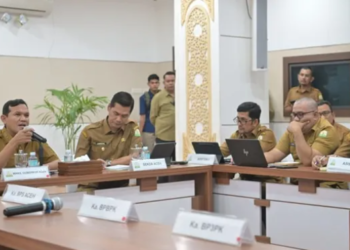 Wakil Gubernur Aceh Fadlullah, SE didampingi Sekda Aceh, M. Nasir, memimpin rapat koordinasi pemulihan Bencana Hidro meteorologi Aceh dengan Kabupaten Kota Secara Daring di Ruang Rapat Potensi Daerah Sekda Aceh, Banda Aceh, Senin (9/2/2026). FOTO/Humas Aceh.