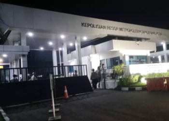Situasi Polres Metro Tangerang Kota saat Assayid Bahar bin Smith diperiksa hingga Rabu 11 Februari 2026 dini hari. (Beritasatu.com/Wahroni)