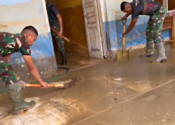 Satgas Gulbencal Kodim 0106/Aceh Tengah melakukan pembersihan pascabencana tanah longsor dan banjir bandang di SMPN 26 Desa Reje Payung, Kecamatan Linge, Kabupaten Aceh Tengah, Selasa, 10 Februari 2026.
