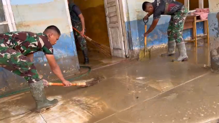 Satgas Gulbencal Kodim 0106Aceh Tengah melakukan pembersihan pascabencana tanah longsor dan banjir bandang di SMPN 26 Desa Reje Payung Kecamatan Linge Kabupaten Aceh Tengah Selasa 10 Februari 2026 KETIKKABARcom Satgas Gulbencal Kodim 0106Aceh Tengah melakukan pembersihan pascabencana tanah longsor dan banjir bandang di SMPN 26 Desa Reje Payung Kecamatan Linge Kabupaten Aceh Tengah Selasa 10 Februari 2026