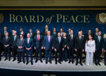 Para pemimpin dunia atau perwakilannya foto bersama dalam pertemuan perdana Board of Peace (BoP) atau Dewan Perdamaian untuk Gaza pada Kamis 19 Februari malam WIB. (x @WhiteHouse)