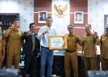 Sekretariat Dewan Perwakilan Rakyat Aceh DPRA meraih penghargaan dari Komisi Informasi Aceh atas capaian Monitoring dan Evaluasi Monev Keterbukaan Informasi Publik Tahun 2025 dengan predikat Informatif dengan nilai 952 di Ruang Kerja Sekretaris Dewan Gedung Sekretariat DPRA Banda Aceh Selasa 201 KETIKKABARcom Sekretariat Dewan Perwakilan Rakyat Aceh DPRA meraih penghargaan dari Komisi Informasi Aceh atas capaian Monitoring dan Evaluasi Monev Keterbukaan Informasi Publik Tahun 2025 dengan predikat Informatif dengan nilai 952 di Ruang Kerja Sekretaris Dewan Gedung Sekretariat DPRA Banda Aceh Selasa 201