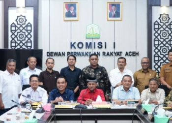 Pimpinan dan Anggota Komisi I Dewan Perwakilan Rakyat Aceh (DPRA) menerima kunjungan Serikat Media Siber Indonesia (SMSI) Aceh dalam rangka audiensi dan silaturahmi, di ruang rapat Komisi I DPRA, Senin 26/1/2026