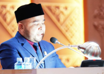Juru Bicara Panitia Kerja (Panja) RKT DPRA Tahun 2026, M. Hatta Bulkaini, S.K.D., melaporkan hasil pembahasan dan penyusunan RKT di hadapan Rapat Paripurna, di Gedung Utama DPRA, Kamis (12/2/2026).