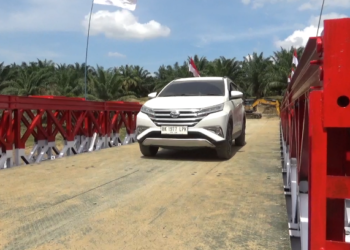 Sebuah Mobil melintasi sebuah Jembatan Modular di Dusun Bandar Baru, Desa Tanjung Genteng, Kecamatan Kejuruan Muda, Kabupaten Aceh Tamiang, Kamis (26/02/2026).