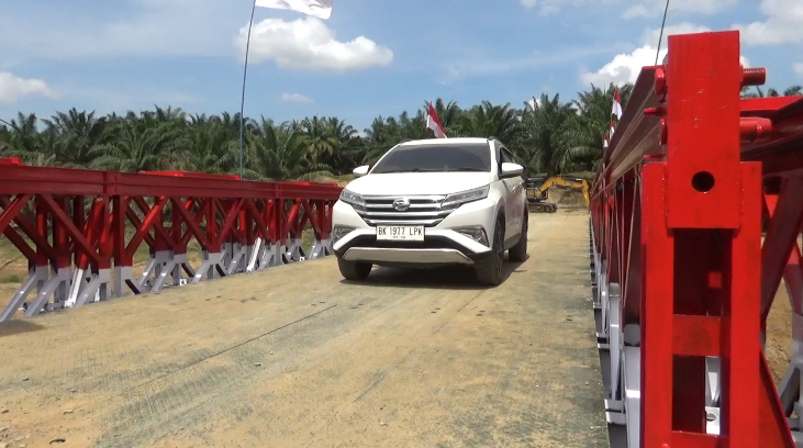 Sebuah Mobil melintasi sebuah Jembatan Modular di Dusun Bandar Baru Desa Tanjung Genteng Kecamatan Kejuruan Muda Kabupaten Aceh Tamiang Kamis 26022026 KETIKKABARcom Sebuah Mobil melintasi sebuah Jembatan Modular di Dusun Bandar Baru Desa Tanjung Genteng Kecamatan Kejuruan Muda Kabupaten Aceh Tamiang Kamis 26022026