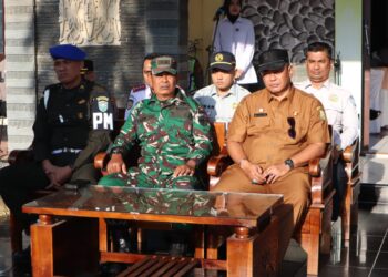 Sekda Aceh Besar, Bahrul Jamil, SSos., MSi, hadiri apel gelar pasukan operasi keselamatan seulawah 2026 yang dipimpin langsung oleh Wakapolres Aceh Besar Kompol Hadidin, S.H., MH, di Lapangan Apel Mapolres Aceh Besar, Kota Jantho, Senin (02/02/2026). FOTO/MC ACEH BESAR