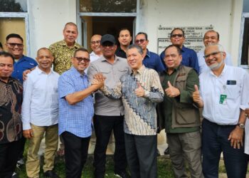 Ketua Majelis Wali Amanat Universitas Syiah Kuala USK Dr Safrizal ZA pada Rabu 422026 menyatukan tangan antara Rektor USK Prof Marwan dan Rektor USK Terpilih Prof Mirza Tabrani di UPT Hewan Coba dan Kewirausahaan VeterinerRumah Sakit Hewan Pendidikan Jalan Inong Balee Darussalam Banda Aceh