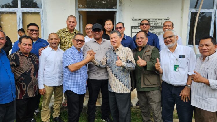 Ketua Majelis Wali Amanat Universitas Syiah Kuala USK Dr Safrizal ZA pada Rabu 422026 menyatukan tangan antara Rektor USK Prof Marwan dan Rektor USK Terpilih Prof Mirza Tabrani di UPT Hewan Coba dan Kewirausahaan VeterinerRumah Sakit Hewan Pendidikan Jalan Inong Balee Darussalam Banda Aceh KETIKKABARcom Ketua Majelis Wali Amanat Universitas Syiah Kuala USK Dr Safrizal ZA pada Rabu 422026 menyatukan tangan antara Rektor USK Prof Marwan dan Rektor USK Terpilih Prof Mirza Tabrani di UPT Hewan Coba dan Kewirausahaan VeterinerRumah Sakit Hewan Pendidikan Jalan Inong Balee Darussalam Banda Aceh