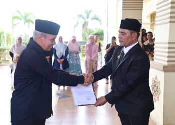Bupati Aceh Besar Muharram Idris serahkan SK Plt Dirut PDAM Tirta Mountala kepada Ir. Yusmadi MM pada saat melantik dan mengukuhkan sejumlah Pejabat Pimpinan Tinggi Pratama di lingkungan Pemerintah Kabupaten Aceh Besar, di Kota Jantho, Selasa (05/02/2026). FOTO/MC ACEH BESAR