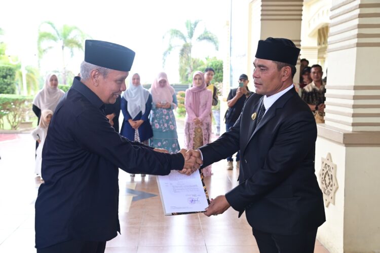 Bupati Aceh Besar Muharram Idris serahkan SK Plt Dirut PDAM Tirta Mountala kepada Ir Yusmadi MM pada saat melantik dan mengukuhkan sejumlah Pejabat Pimpinan Tinggi Pratama di lingkungan Pemerintah Kabupaten Aceh Besar di Kota Jantho Selasa 05022026 FOTOMC ACEH BESAR KETIKKABARcom Bupati Aceh Besar Muharram Idris serahkan SK Plt Dirut PDAM Tirta Mountala kepada Ir Yusmadi MM pada saat melantik dan mengukuhkan sejumlah Pejabat Pimpinan Tinggi Pratama di lingkungan Pemerintah Kabupaten Aceh Besar di Kota Jantho Selasa 05022026 FOTOMC ACEH BESAR