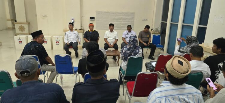 Bupati Aceh Besar Muharram Idris bersama unsur pemerintah daerah memantau langsung perhitungan suara ulang Pilchiksung Gampong Garot Kecamatan Darul Imarah Rabu 422026 malam FOTO MC ACEH BESAR KETIKKABARcom Bupati Aceh Besar Muharram Idris bersama unsur pemerintah daerah memantau langsung perhitungan suara ulang Pilchiksung Gampong Garot Kecamatan Darul Imarah Rabu 422026 malam FOTO MC ACEH BESAR