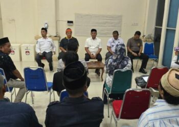 Bupati Aceh Besar Muharram Idris bersama unsur pemerintah daerah memantau langsung perhitungan suara ulang Pilchiksung Gampong Garot, Kecamatan Darul Imarah, Rabu (4/2/2026) malam. FOTO/ MC ACEH BESAR