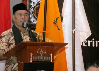 Bupati Aceh Besar, Muharram Idris (Syech Muharram), menyampaikan kata sambutan pada pelantikan pengurus KNA di Ballroom Hotel The Pade, Lamoeuneuruet, Aceh Besar, Sabtu (7/2/2026).