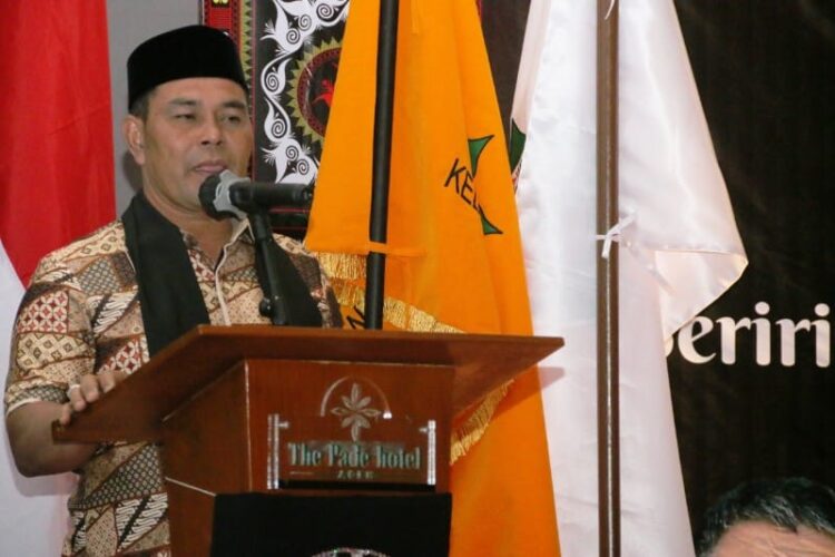 Bupati Aceh Besar Muharram Idris Syech Muharram menyampaikan kata sambutan pada pelantikan pengurus KNA di Ballroom Hotel The Pade Lamoeuneuruet Aceh Besar Sabtu 722026
