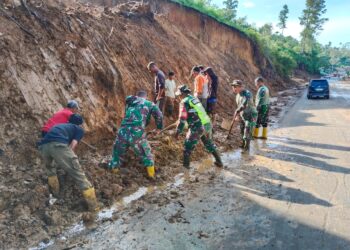 Anggota Koramil 04/Pintu Rime Gayo (PRG), Kodim 0119/Bener Meriah, bersama masyarakat melaksanakan gotong royong memperbaiki jaringan air bersih yang rusak akibat tanah longsor di Dusun Transad, Desa Alur Gading, Kecamatan Pintu Rime Gayo, Kabupaten Bener Meriah, Sabtu (7/2/2026).