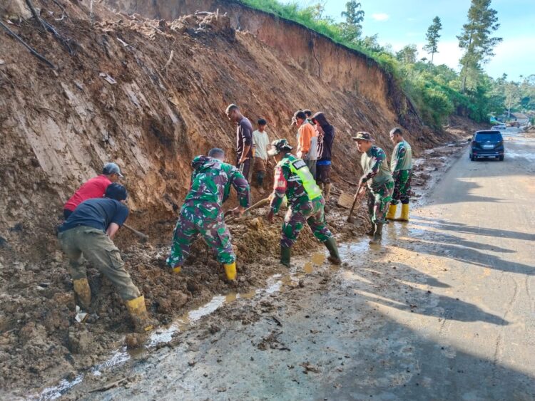 Anggota Koramil 04Pintu Rime Gayo PRG Kodim 0119Bener Meriah bersama masyarakat melaksanakan gotong royong memperbaiki jaringan air bersih yang rusak akibat tanah longsor di Dusun Transad Desa Alur Gading Kecamatan Pintu Rime Gayo Kabupaten Bener Meriah Sabtu 722026 KETIKKABARcom Anggota Koramil 04Pintu Rime Gayo PRG Kodim 0119Bener Meriah bersama masyarakat melaksanakan gotong royong memperbaiki jaringan air bersih yang rusak akibat tanah longsor di Dusun Transad Desa Alur Gading Kecamatan Pintu Rime Gayo Kabupaten Bener Meriah Sabtu 722026