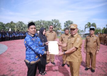 Bupati Aceh Besar menyerahkan SK PPPK Paruh Waktu Sebanyak 2.378 orang di Halaman Kantor Bupati Aceh Besar Senin (09/02/2026). FOTO/PROKOPIM PEMKAB ACEH BESAR