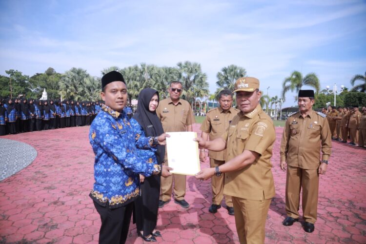 Bupati Aceh Besar menyerahkan SK PPPK Paruh Waktu Sebanyak 2378 orang di Halaman Kantor Bupati Aceh Besar Senin 09022026 FOTOPROKOPIM PEMKAB ACEH BESAR