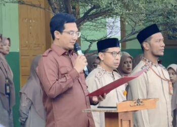Ketua DPRK Banda Aceh, Irwansyah, menjadi pembina upacara di SDIT Islah Banda Aceh, Senin (9/2/2026).
