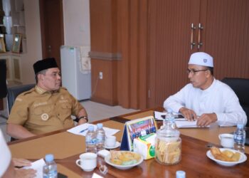 Bupati Aceh Besar H. Muharram Idris bersilaturahmi dengan Ketua MPU Aceh Besar Tgk H Nasruddin dan para pengurus MPU Aceh Besar di ruang kerja Bupati Aceh Besar, Selasa (10/2/2026). FOTO/ PROKOPIM PEMKAB ACEH BESAR