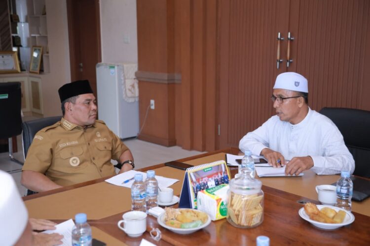 Bupati Aceh Besar H Muharram Idris bersilaturahmi dengan Ketua MPU Aceh Besar Tgk H Nasruddin dan para pengurus MPU Aceh Besar di ruang kerja Bupati Aceh Besar Selasa 1022026 FOTO PROKOPIM PEMKAB ACEH BESAR