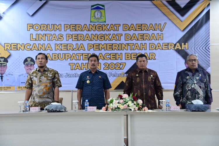 Wakil Bupati Aceh Besar Drs H Syukri membuka Forum Lintas Perangkat Daerah dalam rangka penyusunan RKPD Aceh Besar tahun 2027 di Aula Kantor Bappeda Aceh Besar Kamis 1222026 FOTO MC ACEH BESAR