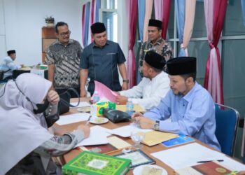 Bupati Aceh Besar H Muharram Idris (Syech Muharram), meninjau proses seleksi guru beut bak sikula, di Dekranasda Aceh Besar, Gampong Gani, Kecamatan Ingin Jaya, Kabupaten Aceh Besar, Kamis (12/2/2026). FOTO/ MC ACEH BESAR