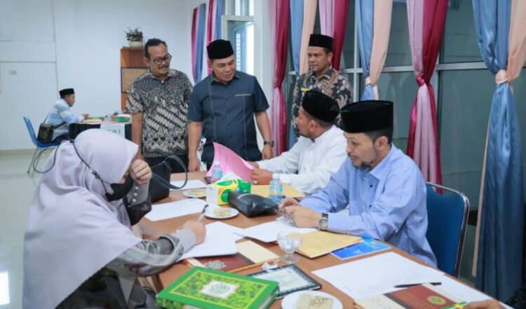 Bupati Aceh Besar H Muharram Idris Syech Muharram meninjau proses seleksi guru beut bak sikula di Dekranasda Aceh Besar Gampong Gani Kecamatan Ingin Jaya Kabupaten Aceh Besar Kamis 1222026 FOTO MC ACEH BESAR KETIKKABARcom Bupati Aceh Besar H Muharram Idris Syech Muharram meninjau proses seleksi guru beut bak sikula di Dekranasda Aceh Besar Gampong Gani Kecamatan Ingin Jaya Kabupaten Aceh Besar Kamis 1222026 FOTO MC ACEH BESAR