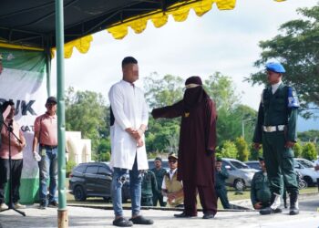 Pelaku pesta Miras/khamar dan pesta seks menjalani hukuman uqubat cambuk, di halaman Masjid Agung Al-Munawwarah, Kota Jantho, Kabupaten Aceh Besar, Kamis (12/2/2026). FOTO/ MC ACEH BESAR