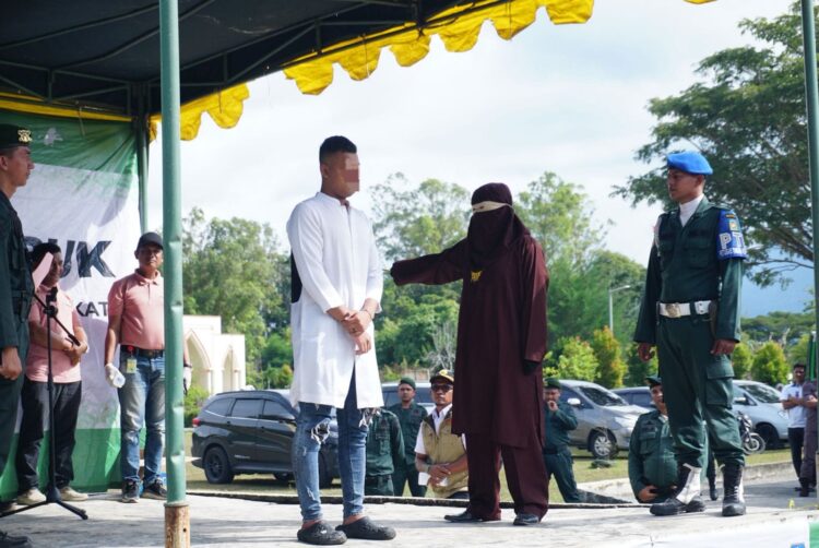 Pelaku pesta Miraskhamar dan pesta seks menjalani hukuman uqubat cambuk di halaman Masjid Agung Al Munawwarah Kota Jantho Kabupaten Aceh Besar Kamis 1222026 FOTO MC ACEH BESAR