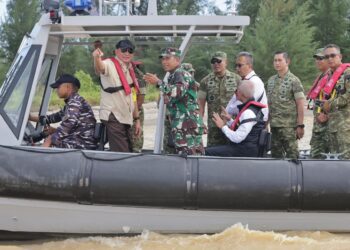 Pangdam IM, Mayor Jenderal TNI Joko Hadi Susilo (paling kanan) mendampingi Menteri Pertahanan Sjafrie Sjamsoeddin (dua dari kiri) tinjau Normalisasi Sungai di Kabupaten Aceh Tamiang, Kamis, 12 Februari 2026.