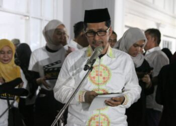 Asisten I Syafir menyampaikan sambutan saat peluncuran film edukasi "NOEH" di halaman Rumah Sakit Jiwa Banda Aceh, Jumat, 13/2/2026.