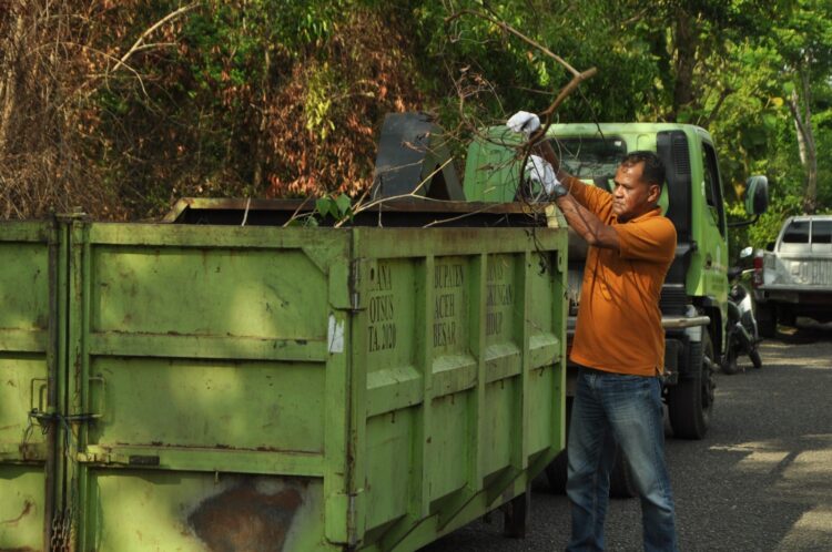 Kepala Bidang Pengelolaan Sampah dan Limbah B3 PSLB3 Mulyadi SH membantu proses pengangkutan sampah di Aceh Besar beberapa waktu lalu FOTO MC ACEH BESAR KETIKKABARcom Kepala Bidang Pengelolaan Sampah dan Limbah B3 PSLB3 Mulyadi SH membantu proses pengangkutan sampah di Aceh Besar beberapa waktu lalu FOTO MC ACEH BESAR