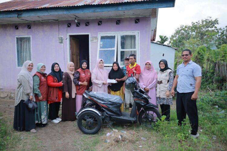 TPPKK Aceh Besar Hj Rita Mayasari menyerahkan bantuan alat bantu fisik berupa satu unit sepeda motor roda tiga yang telah dimodifikasi kepada Musliadi M Yusuf 46 penyandang disabilitas di Gampong Lam Manyang Kecamatan Peukan Bada Aceh Besar Sabtu 14022026 FOTO MC ACEH BESAR KETIKKABARcom TP PKK Aceh Besar Hj Rita Mayasari menyerahkan bantuan alat bantu fisik berupa satu unit sepeda motor roda tiga yang telah dimodifikasi kepada Musliadi M Yusuf 46 penyandang disabilitas di Gampong Lam Manyang Kecamatan Peukan Bada Aceh Besar Sabtu 14022026 FOTO MC ACEH BESAR
