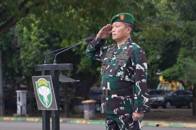 Inspektur Kodam Iskandar Muda Irdam IM Brigadir Jenderal TNI Heri Purwanto SE mewakili Pangdam Iskandar Muda menjadi Inspektur Upacara dalam Upacara Bulanan yang digelar di Lapangan Blang Padang Banda Aceh Rabu 1822026