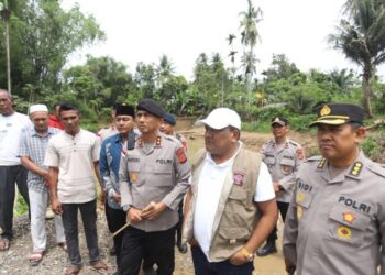 Kapolda Aceh Irjen Pol Drs Marzuki Ali Basyah MM Tinjau Pembangunan Jembatan Bailey di Desa Meunasah Keutapang, Kecamatan Jeunieb, Kabupaten Bireuen, Kamis, 19/2/2026