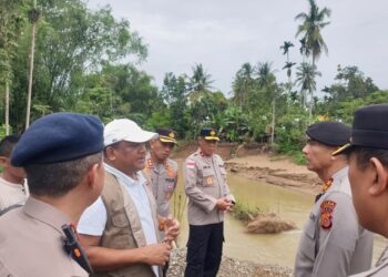 Kapolda Aceh Irjen Pol. Marzuki Ali Basyah meninjau langsung lokasi jembatan putus yang menghubungkan Desa Meunasah Tambo dan Desa Meunasah Keutapang, Kecamatan Jeunieb, Kabupaten Bireuen, Kamis (19/2/2026).