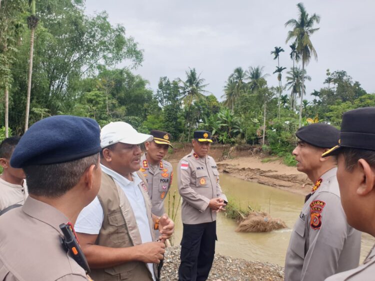 Kapolda Aceh Irjen Pol Marzuki Ali Basyah meninjau langsung lokasi jembatan putus yang menghubungkan Desa Meunasah Tambo dan Desa Meunasah Keutapang Kecamatan Jeunieb Kabupaten Bireuen Kamis 1922026 KETIKKABARcom Kapolda Aceh Irjen Pol Marzuki Ali Basyah meninjau langsung lokasi jembatan putus yang menghubungkan Desa Meunasah Tambo dan Desa Meunasah Keutapang Kecamatan Jeunieb Kabupaten Bireuen Kamis 1922026