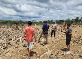 Prof. Dr. Ir. Eko Teguh Paripurno, M.T. bersama tim meninjau lokasi terdampak bencana hidrometeorologi di Kabupaten Aceh Tamiang. FOTO/Dok. Jack