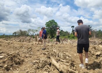 Prof. Dr. Ir. Eko Teguh Paripurno, M.T. bersama tim meninjau lokasi terdampak bencana hidrometeorologi di Kabupaten Aceh Tamiang. FOTO/Dok. Jack