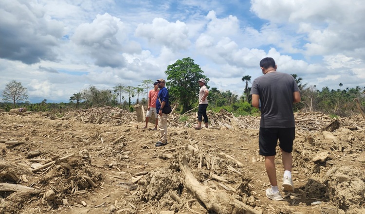 Prof Dr Ir Eko Teguh Paripurno MT bersama tim meninjau lokasi terdampak bencana hidrometeorologi di Kabupaten Aceh Tamiang FOTODok Jack KETIKKABARcom Prof Dr Ir Eko Teguh Paripurno MT bersama tim meninjau lokasi terdampak bencana hidrometeorologi di Kabupaten Aceh Tamiang FOTODok Jack